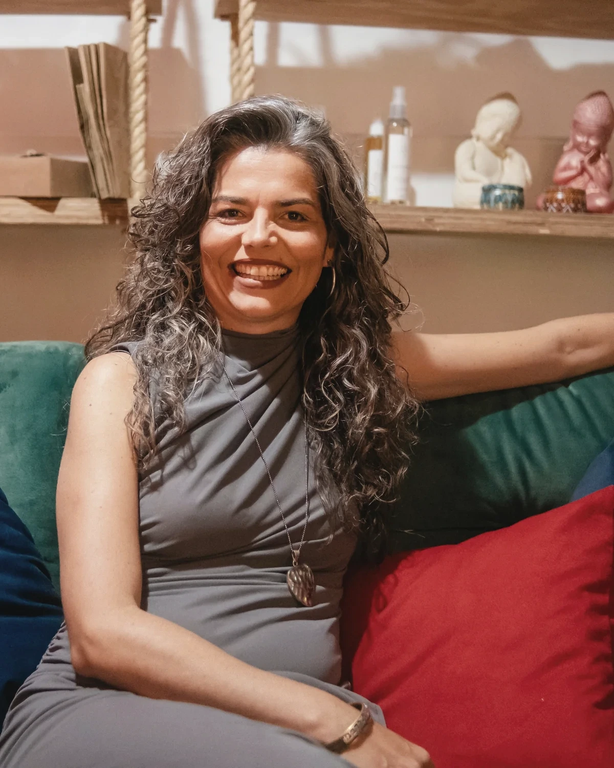Vivian Amarante em um ambiente acolhedor